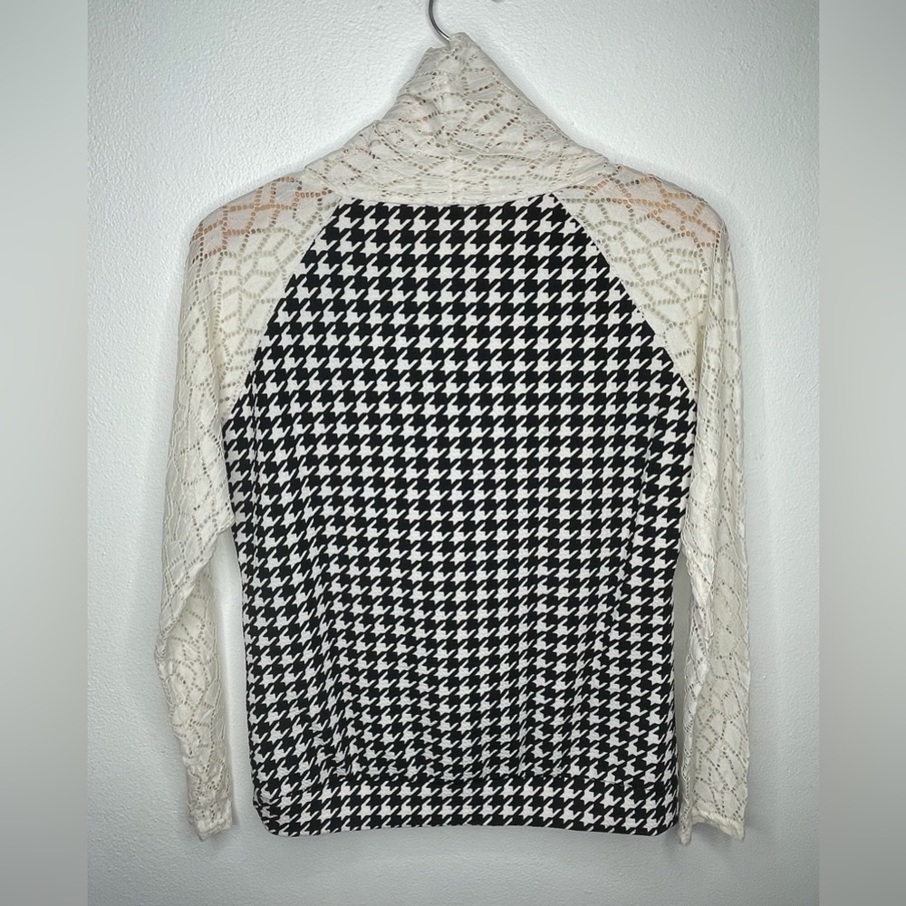 Women’s Laced Turtleneck Long Sleeves W/Retro Pattern Design - Picture 5 of 5